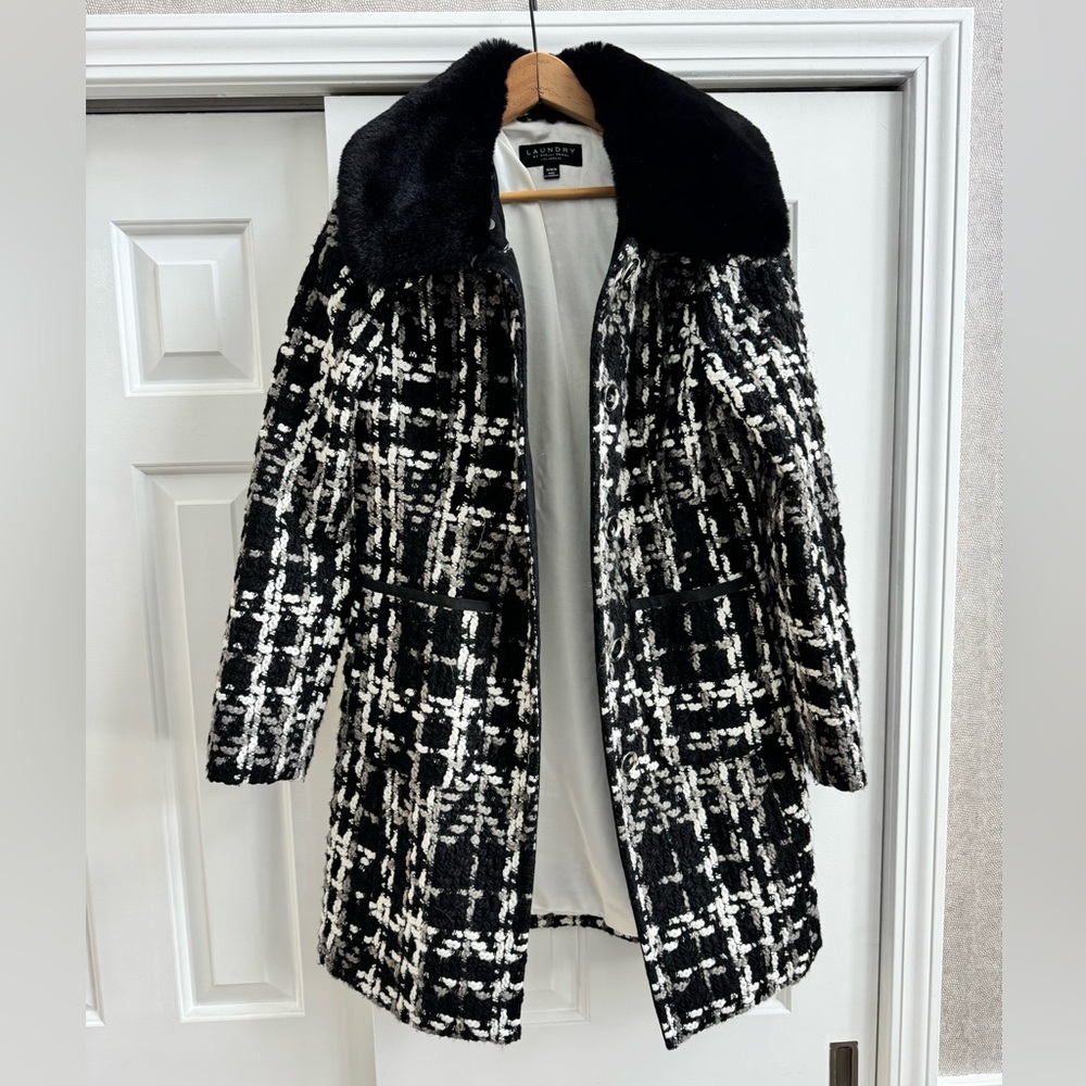 Laundry medium for color coat